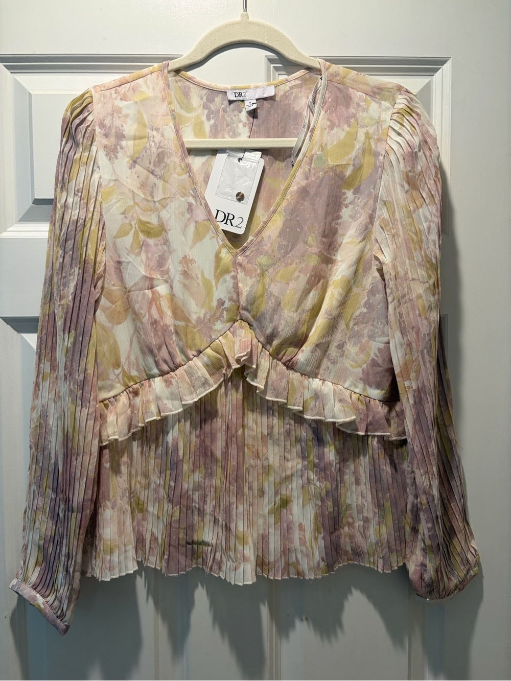 DR2 pastel floral print, a v-neckline, and pleated details. Size medium